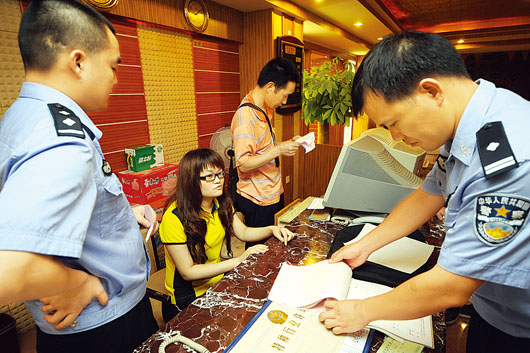 用假證入住旅館被民警查獲，男子和旅館主都被罰